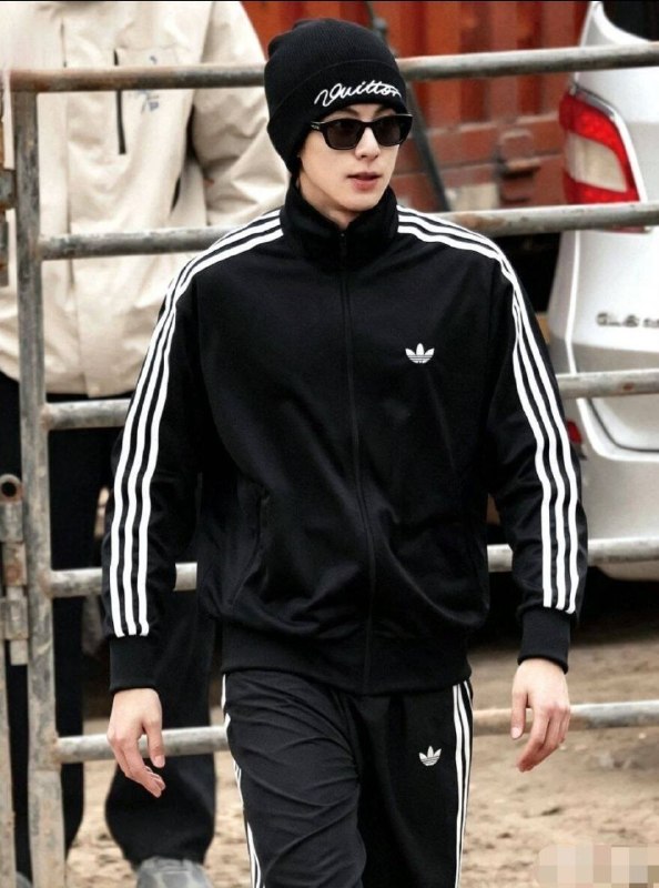 👘 adidas tracksuit