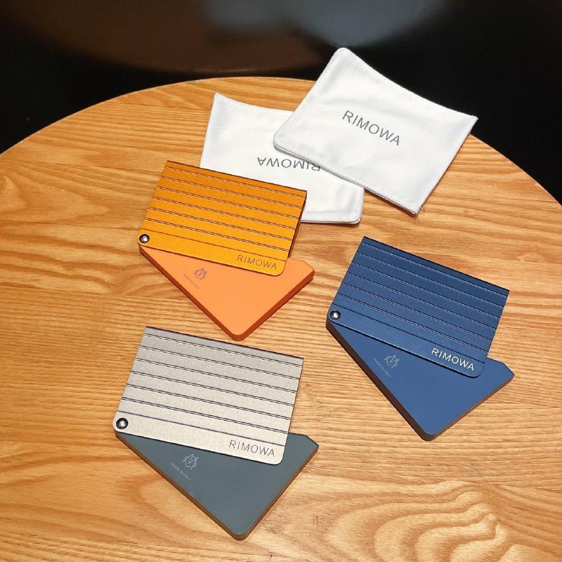RIMOWA (metallic card holder) —-> €36 💎