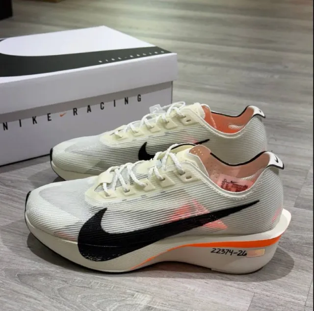 NIKE "VaporFly 4"